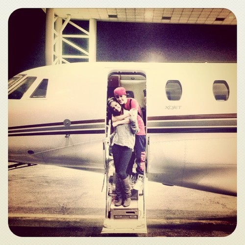 justin-bieber-selena-gomez-plane_large