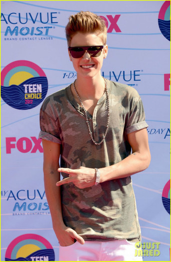 justin-bieber-selena-gomez-teen-choice-awards-02 - Justin Bieber and Selena Gomez Teen Choice Awards 2012