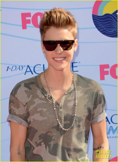 justin-bieber-selena-gomez-teen-choice-awards-04 - Justin Bieber and Selena Gomez Teen Choice Awards 2012