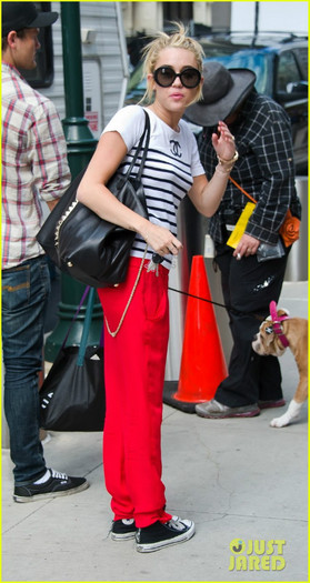 miley-cyrus-visits-liam-hemsworth-on-paranoia-set-10