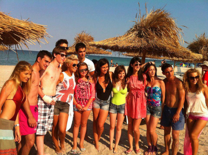 O parte din LaLa Band si o fana ♥. - LaLa Band la mare si la piscina xD