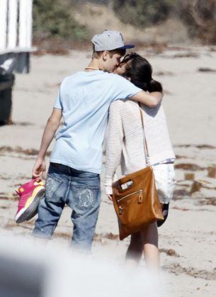 justin-bieber-si-selena-gomez-au-fost-surprinsi-sarutandu-se-in-malibu_1_size1 - Selena Gomez