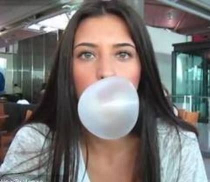 Antonia se price sa faca balone din guma - Poze is sigura ca o sa va placa