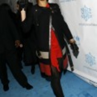 Rihanna_1231372206_2