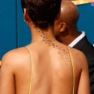 Rihanna_1231372314_0