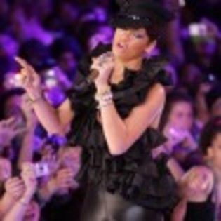 Rihanna_1231372333_0