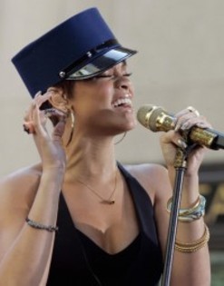 Rihanna_1231373563_4