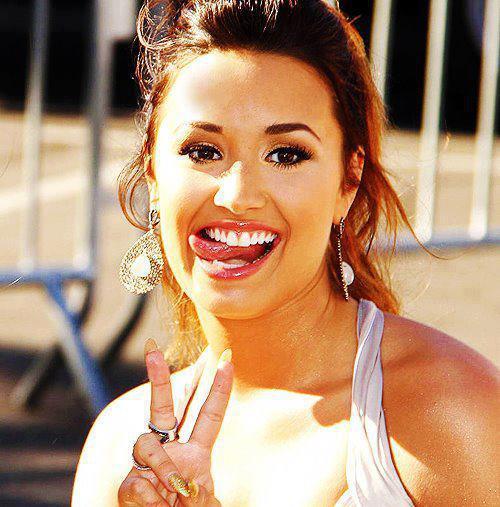 Uuu;xFratello=]]]^Sarind la el in spate^