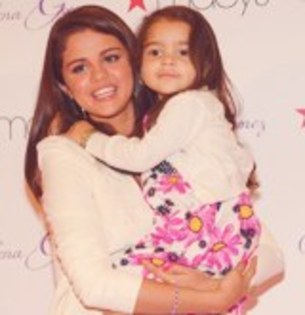 ~Nu mai plange..va fi bn* big hug*Sa nu le spui nimic,o sa te mai sun din cand incand.ok?