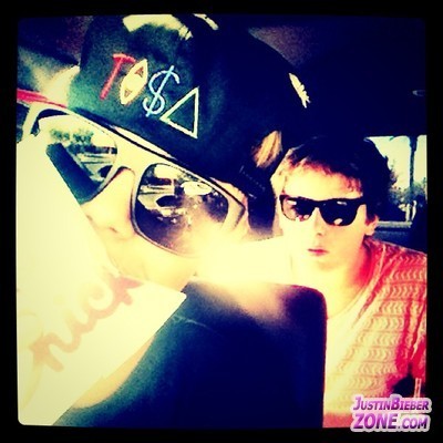 ~x~ Iar ma iei cu fratelo ? :-j Mda..bine eu am plecat in room..scz de deranj:-j{si pleca}~x~