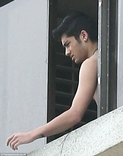 - Lucy cred ca o sa`ti fac camera portocalie :X *ia o tigara si fuge* =]]] .