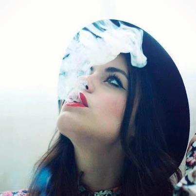 Dau foc la tigara!*se aseaza pe geam*