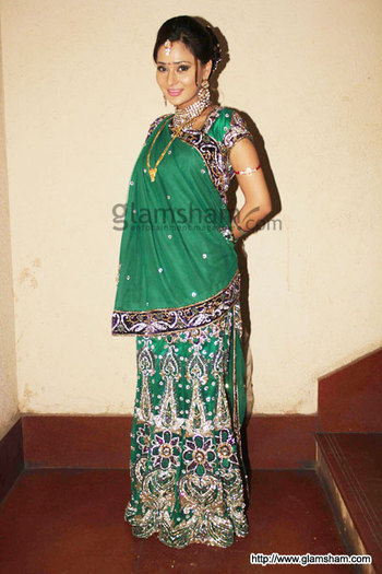 ashmit-patel-sara-khan-on-the-sets-of-their-upcoming-movie-07