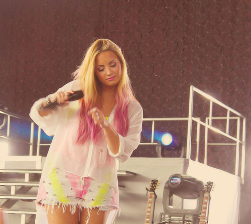 Mdaa...:-j Sella ,Bib mai suntetzi?=]]^Aruncanduse pe canapea^