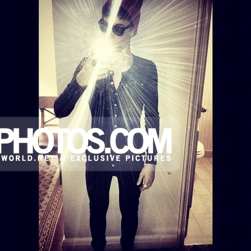 ~x~ Bwaii ce plm au astea de pleaca toate ? :| Whatever..{se aseaza pe canapea} ~x~