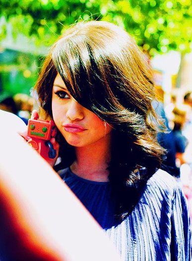 *intra si vede paturile pe canapea*~Ale mele sunt*se baga sub ele*