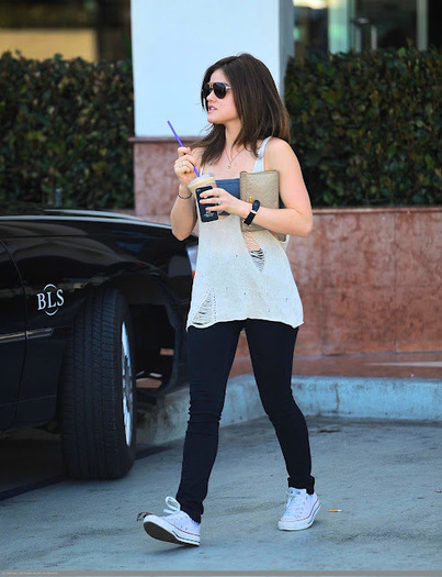 Hei Cher!*hug back* Ma duc sa-ti fac eu un ceai cald Sell*tusind*