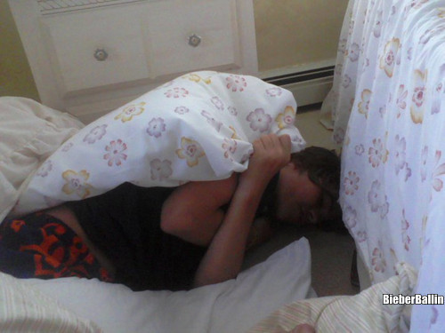 ~x~ In sfarsit un pat libeer :x { si se culcase pe canapea } ~x~