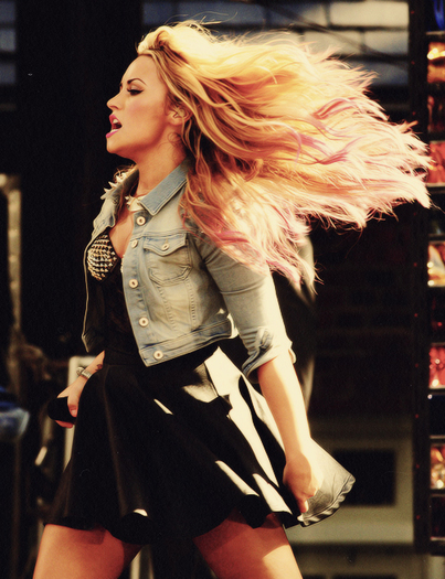 Vreaauu acasa!!Vreaauuu acasa!^Tzipand shi alergand prin camera^