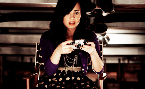 T-te cunosc?:-ss^Se ridica panichata shi incepe sa fuga prin camera speriata^