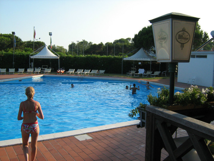 La piscina, dupa o zi de vizitare; In poza nu sunt eu
