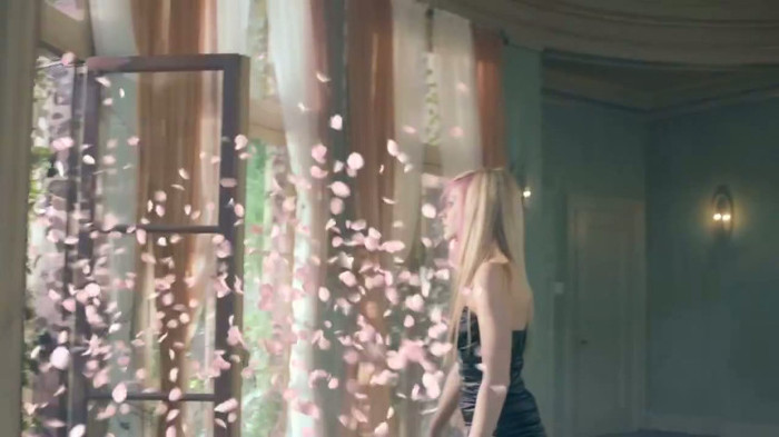 Avril Lavigne Wild Rose TV Commercial - OFFICIAL 040