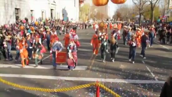 Avril Lavigne Macy's Day Parade 241 - Avril at the Macy s Christmass Parade - Screen Captures by me