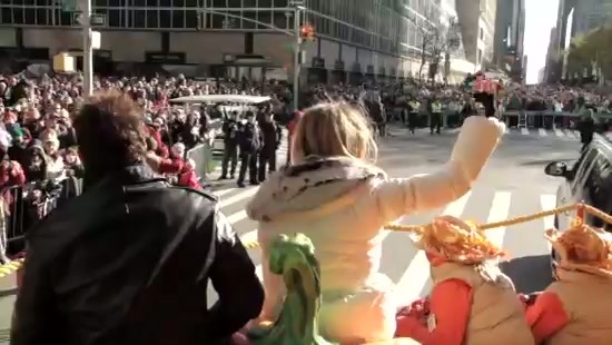 Avril Lavigne Macy's Day Parade 325 - Avril at the Macy s Christmass Parade - Screen Captures by me