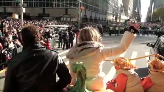 Avril Lavigne Macy's Day Parade 326 - Avril at the Macy s Christmass Parade - Screen Captures by me