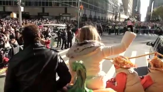 Avril Lavigne Macy's Day Parade 327 - Avril at the Macy s Christmass Parade - Screen Captures by me