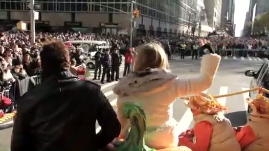 Avril Lavigne Macy's Day Parade 328 - Avril at the Macy s Christmass Parade - Screen Captures by me