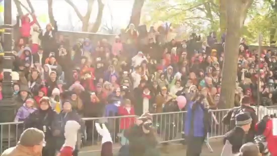 Avril Lavigne Macy's Day Parade 356 - Avril at the Macy s Christmass Parade - Screen Captures by me