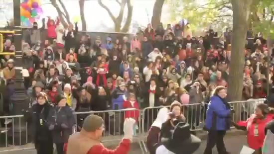 Avril Lavigne Macy's Day Parade 360 - Avril at the Macy s Christmass Parade - Screen Captures by me