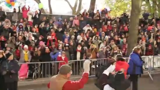 Avril Lavigne Macy's Day Parade 364 - Avril at the Macy s Christmass Parade - Screen Captures by me