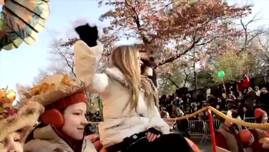 Avril Lavigne Macy's Day Parade 377 - Avril at the Macy s Christmass Parade - Screen Captures by me