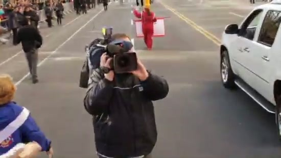 Avril Lavigne Macy's Day Parade 384 - Avril at the Macy s Christmass Parade - Screen Captures by me