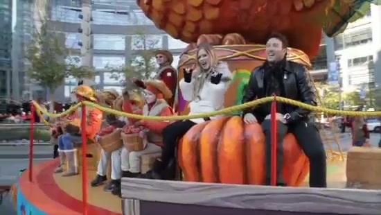 Avril Lavigne Macy's Day Parade 465 - Avril at the Macy s Christmass Parade - Screen Captures by me