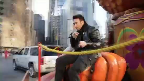 Avril Lavigne Macy's Day Parade 468 - Avril at the Macy s Christmass Parade - Screen Captures by me