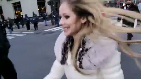 Avril Lavigne Macy's Day Parade 501 - Avril at the Macy s Christmass Parade - Screen Captures by me Partea a 2 a