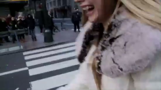 Avril Lavigne Macy's Day Parade 515 - Avril at the Macy s Christmass Parade - Screen Captures by me Partea a 2 a