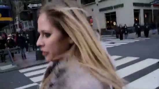 Avril Lavigne Macy's Day Parade 517 - Avril at the Macy s Christmass Parade - Screen Captures by me Partea a 2 a
