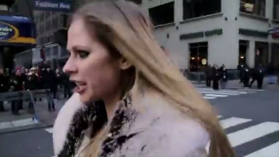 Avril Lavigne Macy's Day Parade 518 - Avril at the Macy s Christmass Parade - Screen Captures by me Partea a 2 a