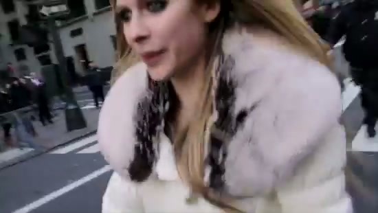 Avril Lavigne Macy's Day Parade 521 - Avril at the Macy s Christmass Parade - Screen Captures by me Partea a 2 a