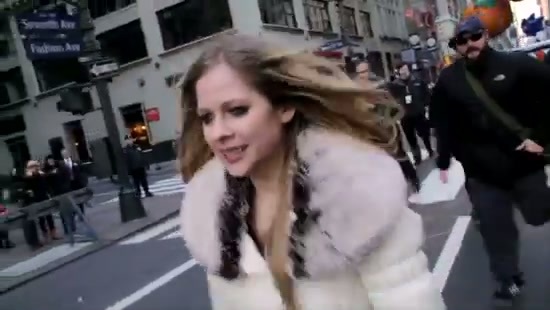 Avril Lavigne Macy's Day Parade 524 - Avril at the Macy s Christmass Parade - Screen Captures by me Partea a 2 a