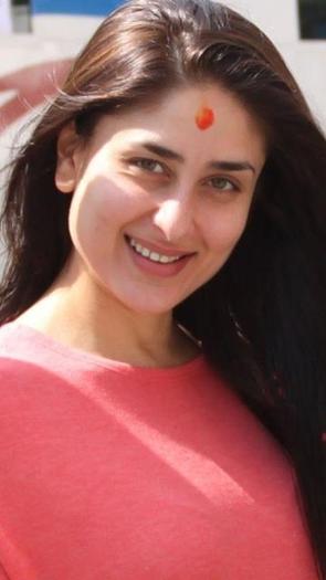 559222_268766753225273_410793677_n - Kareena Kapoor 2