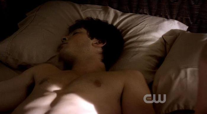 Damon se  prefacu ca doarme bustean ,ca Elena sa al trezeasca