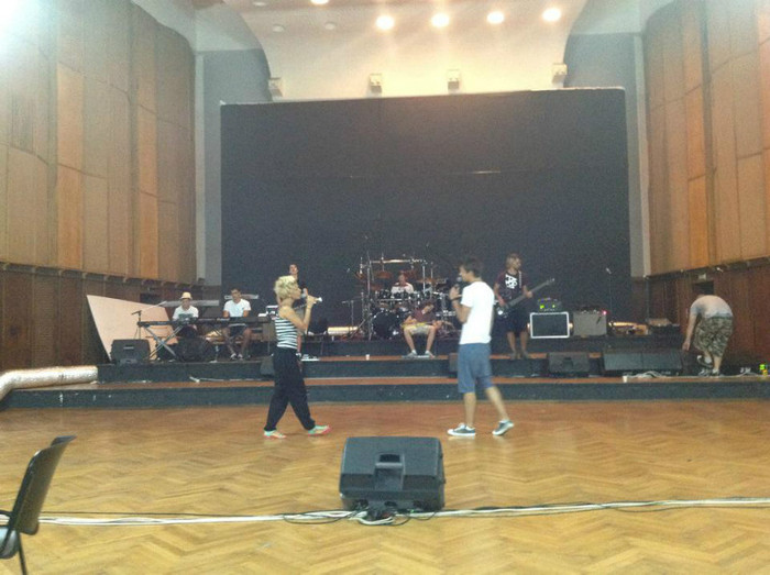 544610_424229067620442_408628058_n