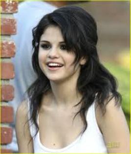 am o sora geamana care a fugit de ei..s-a dat drept moarta