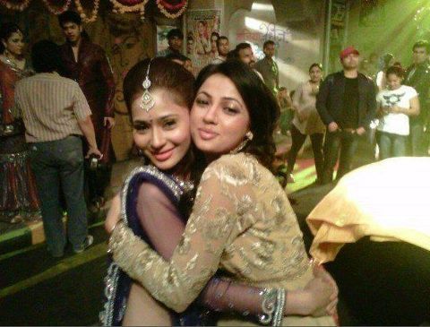 391315_402146669841749_789177880_n - sara khan15