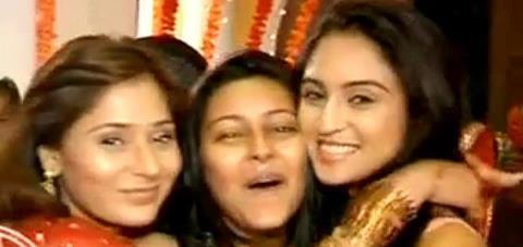 418202_402148069841609_2108331711_n - sara khan15